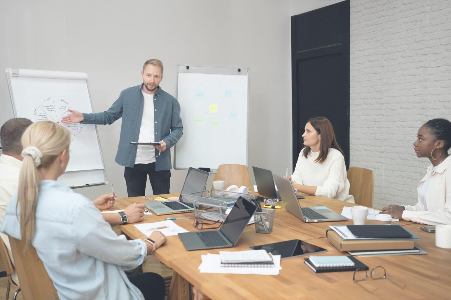 Équipe de conseillers pédagogiques travaillant sur des projets de formation en rédaction SEO