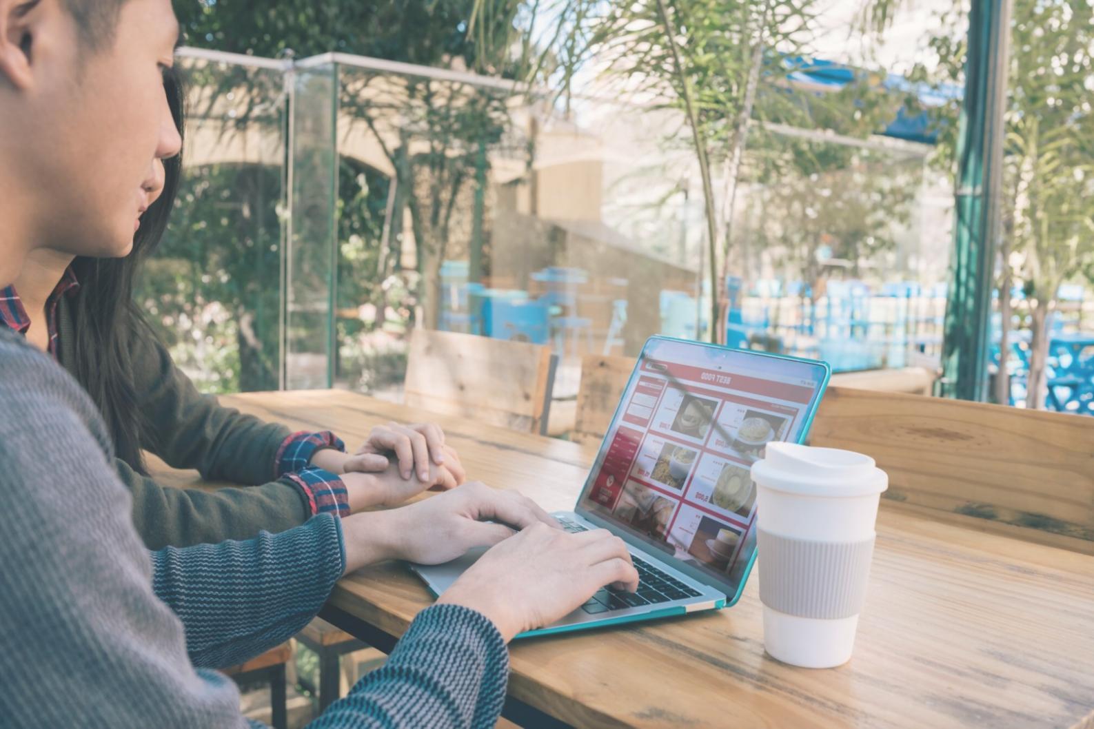 Espace de formation moderne avec équipements informatiques pour l'apprentissage de la rédaction SEO