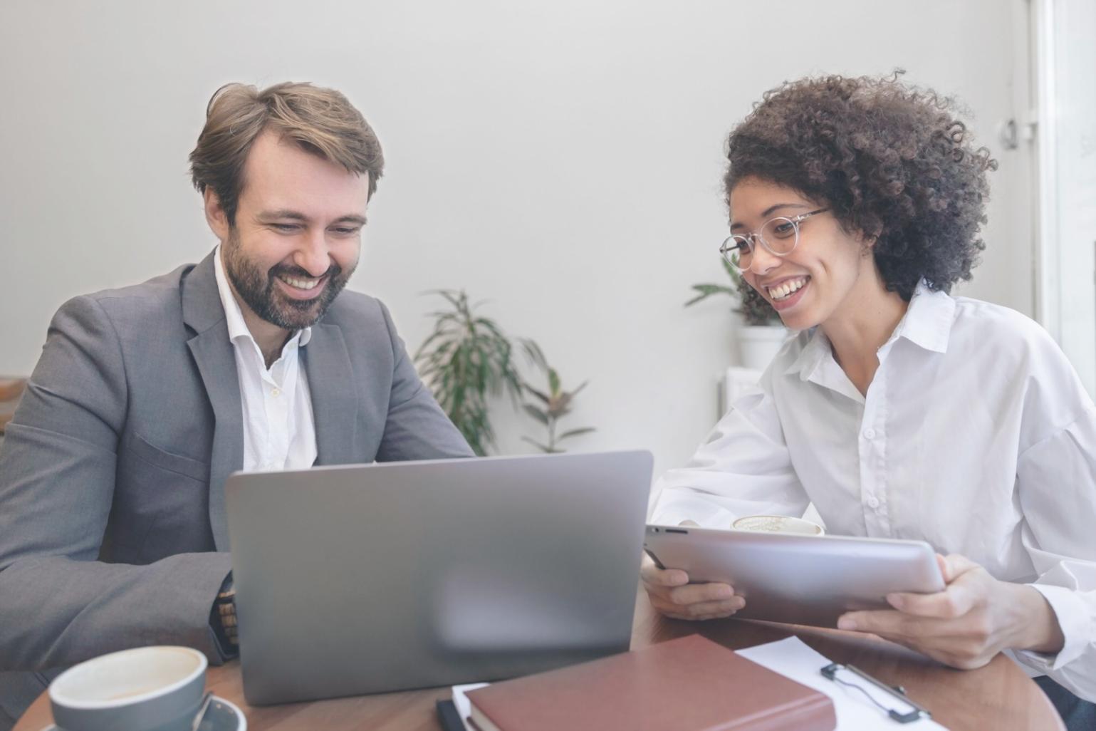 Espace de formation moderne avec écrans interactifs